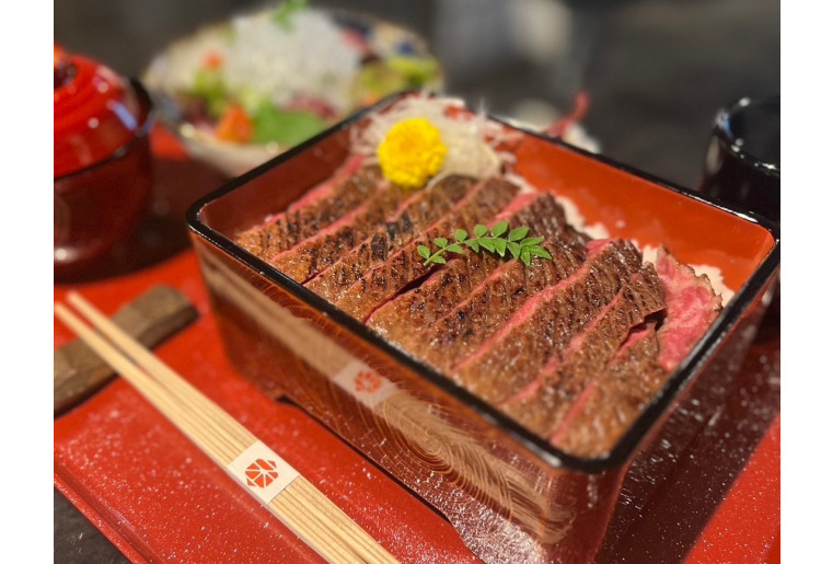 赤身の厚切りステーキ重セット(数量限定　仕入れ状況によります)